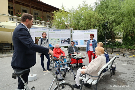 PARK(irišče) Veronika danes postaja igrišče, plesni oder in kolesarski servis (8)